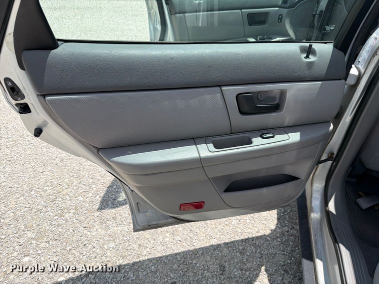 image for item FH6265 2005 Ford Taurus SE 