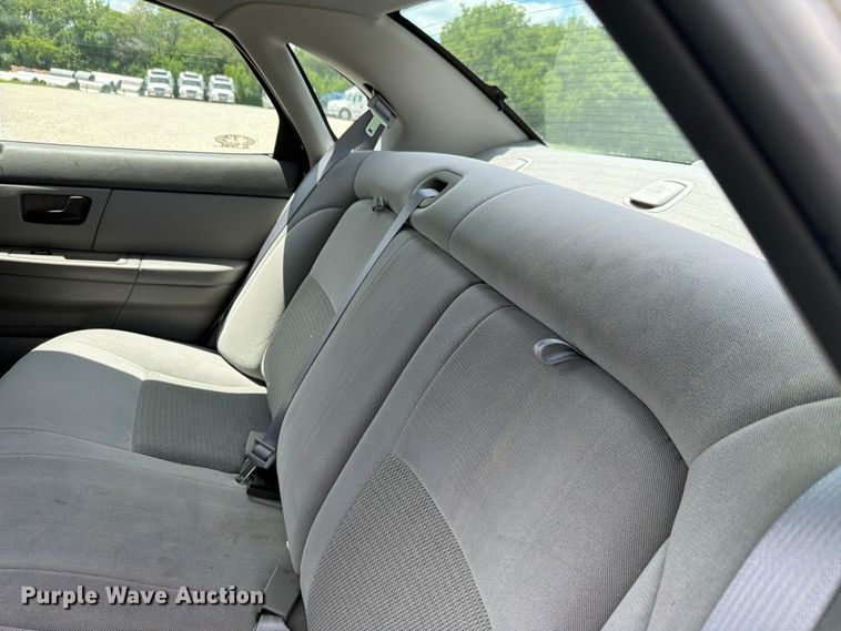 image for item FH6265 2005 Ford Taurus SE 