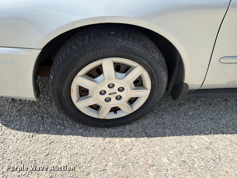 image for item FH6265 2005 Ford Taurus SE 