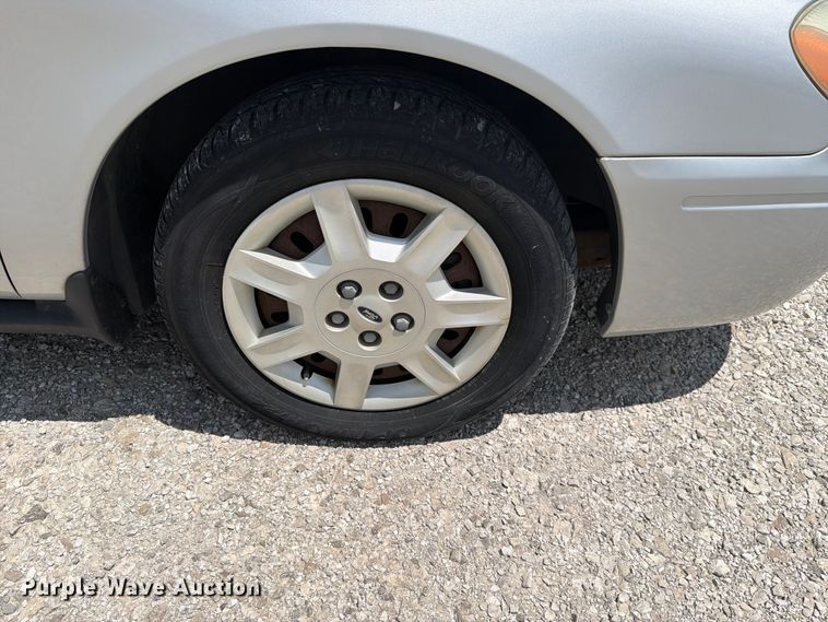 image for item FH6265 2005 Ford Taurus SE 