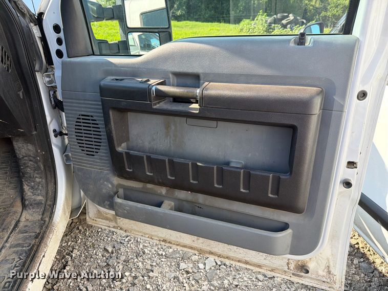 image for item FH6272 2015 Ford F250 Super Duty XL utility bed pickup truck
