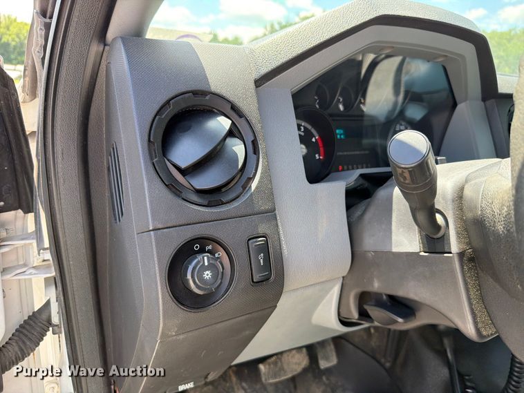 image for item FH6281 2014 Ford F350 Super Duty flatbed pickup truck