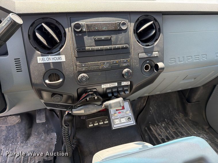 image for item FH6281 2014 Ford F350 Super Duty flatbed pickup truck