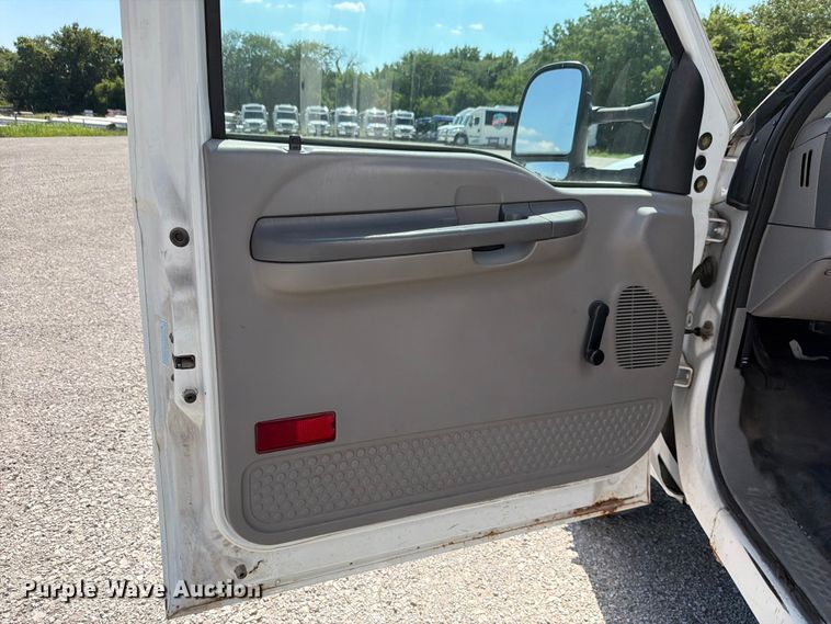 image for item FH6283 2000 Ford F450 Super Duty XL box truck