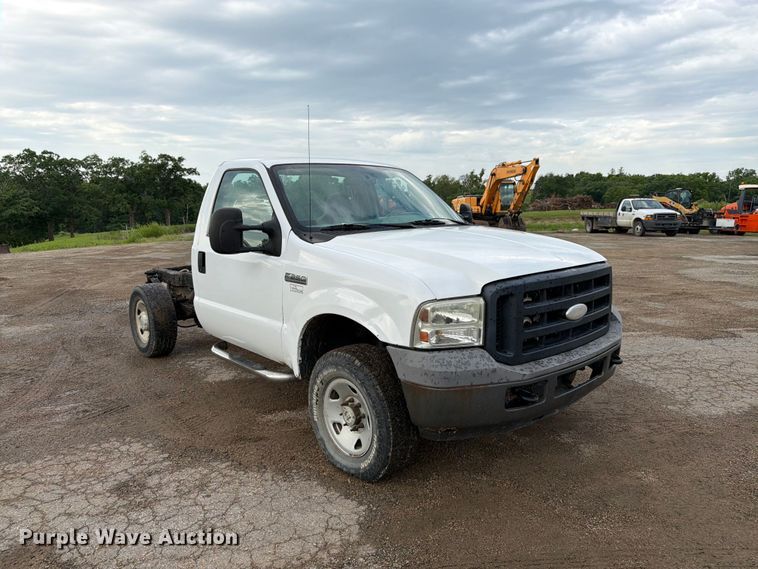 image for item FK3018 2007 Ford F250 Super Duty XL pickup truck cab and chassis