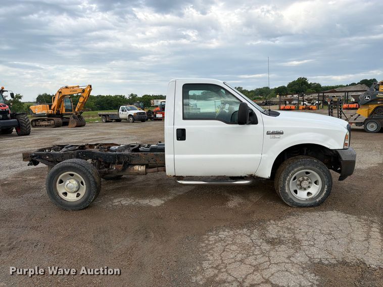 image for item FK3018 2007 Ford F250 Super Duty XL pickup truck cab and chassis