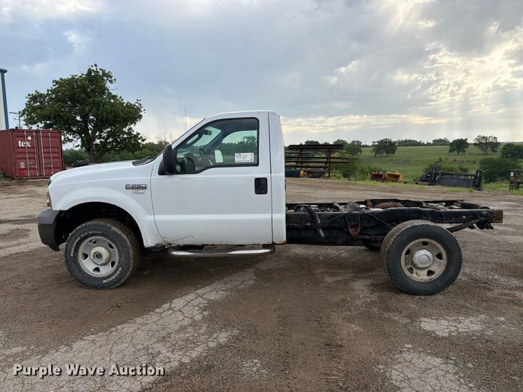 image for item FK3018 2007 Ford F250 Super Duty XL pickup truck cab and chassis