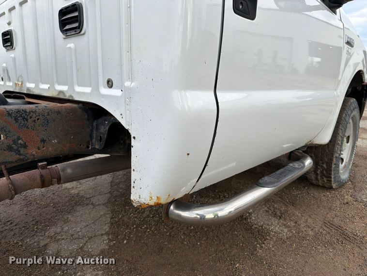 image for item FK3018 2007 Ford F250 Super Duty XL pickup truck cab and chassis