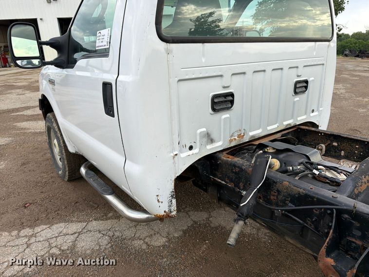 image for item FK3018 2007 Ford F250 Super Duty XL pickup truck cab and chassis