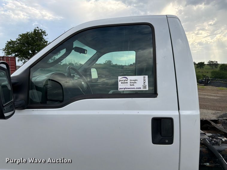 image for item FK3018 2007 Ford F250 Super Duty XL pickup truck cab and chassis