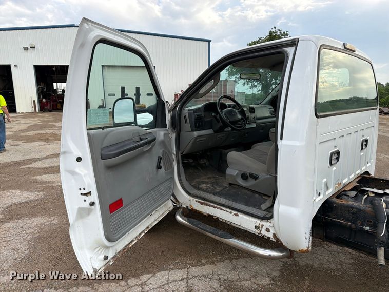 image for item FK3018 2007 Ford F250 Super Duty XL pickup truck cab and chassis