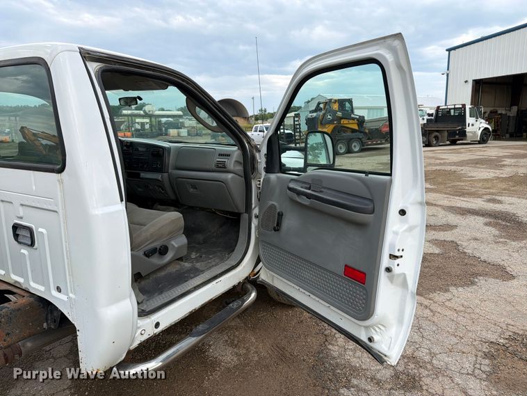 image for item FK3018 2007 Ford F250 Super Duty XL pickup truck cab and chassis