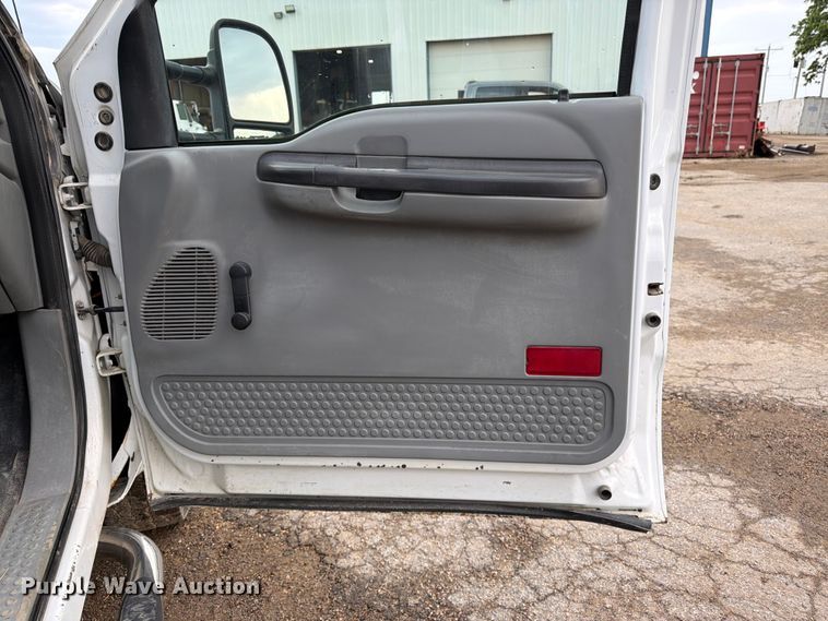 image for item FK3018 2007 Ford F250 Super Duty XL pickup truck cab and chassis