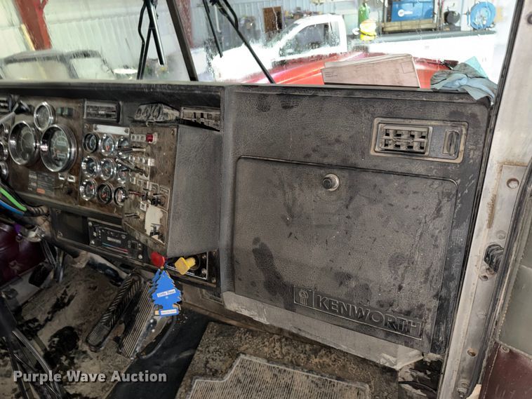 image for item FK3527 1995 Kenworth W900 semi truck