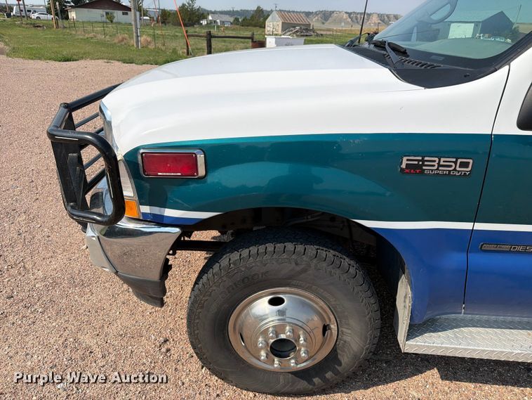 image for item FM7565 2002 Ford F350 Super Duty ambulance