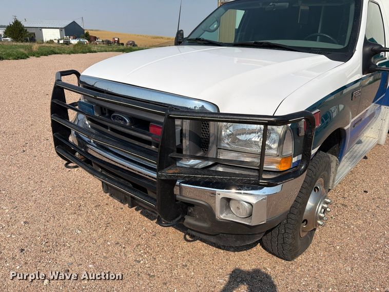 image for item FM7565 2002 Ford F350 Super Duty ambulance
