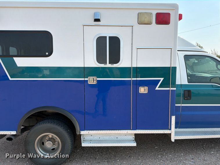 image for item FM7565 2002 Ford F350 Super Duty ambulance