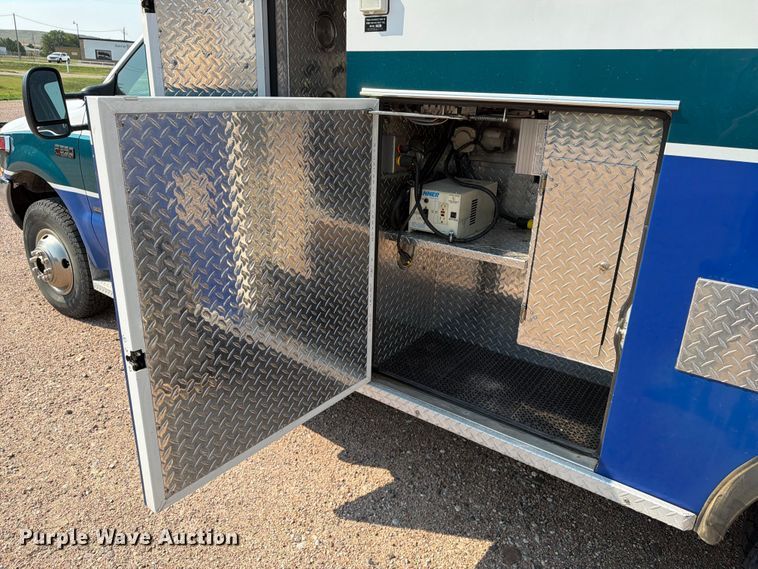 image for item FM7565 2002 Ford F350 Super Duty ambulance
