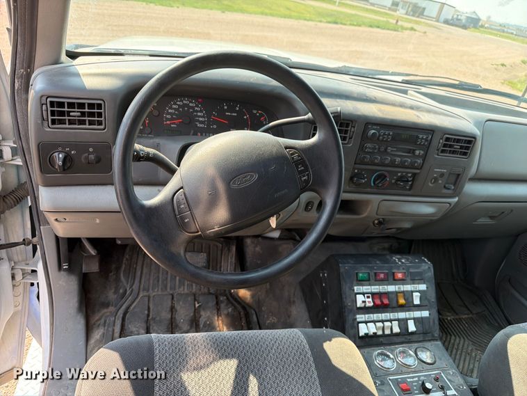 image for item FM7565 2002 Ford F350 Super Duty ambulance