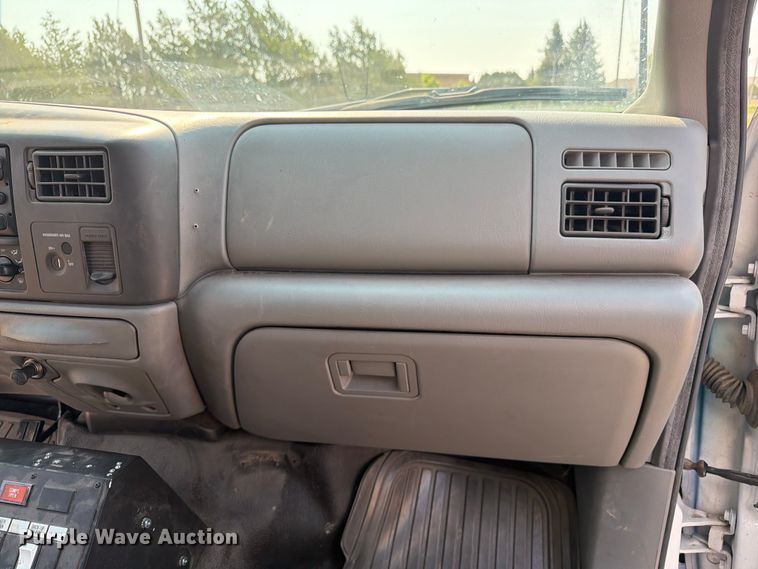 image for item FM7565 2002 Ford F350 Super Duty ambulance