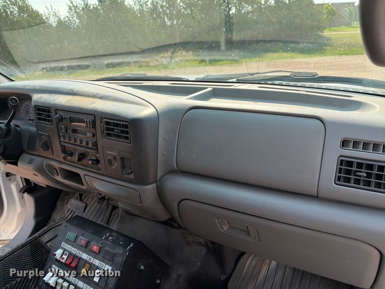 image for item FM7565 2002 Ford F350 Super Duty ambulance