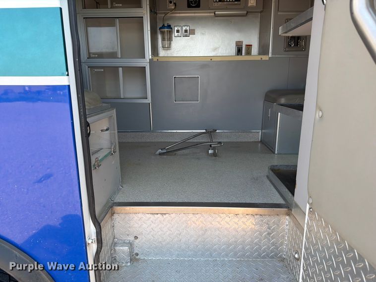 image for item FM7565 2002 Ford F350 Super Duty ambulance