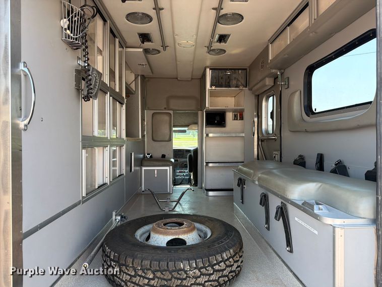 image for item FM7565 2002 Ford F350 Super Duty ambulance