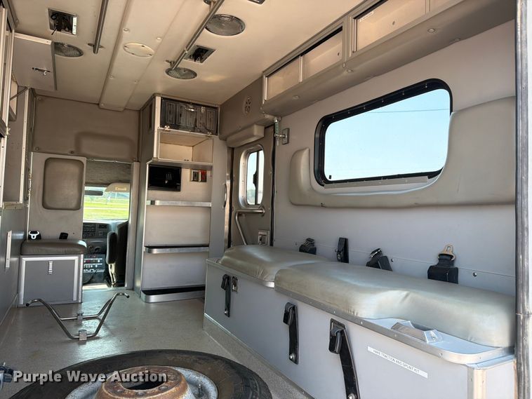 image for item FM7565 2002 Ford F350 Super Duty ambulance