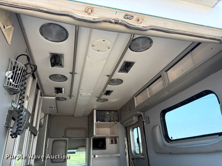 image for item FM7565 2002 Ford F350 Super Duty ambulance