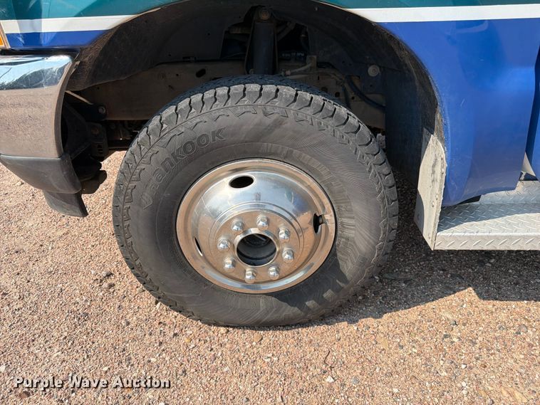 image for item FM7565 2002 Ford F350 Super Duty ambulance