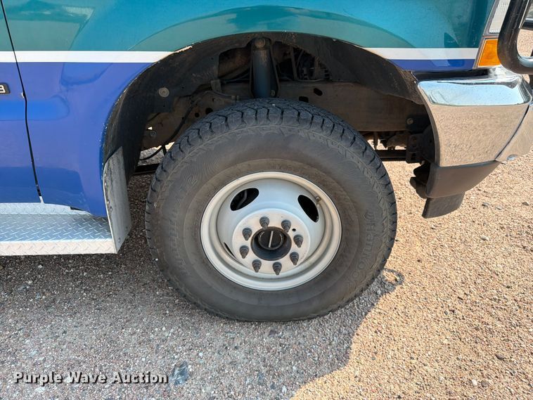 image for item FM7565 2002 Ford F350 Super Duty ambulance