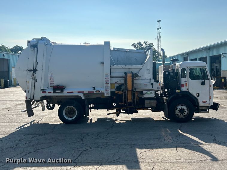 image for item FT6020 2017 Peterbilt 320 refuse truck