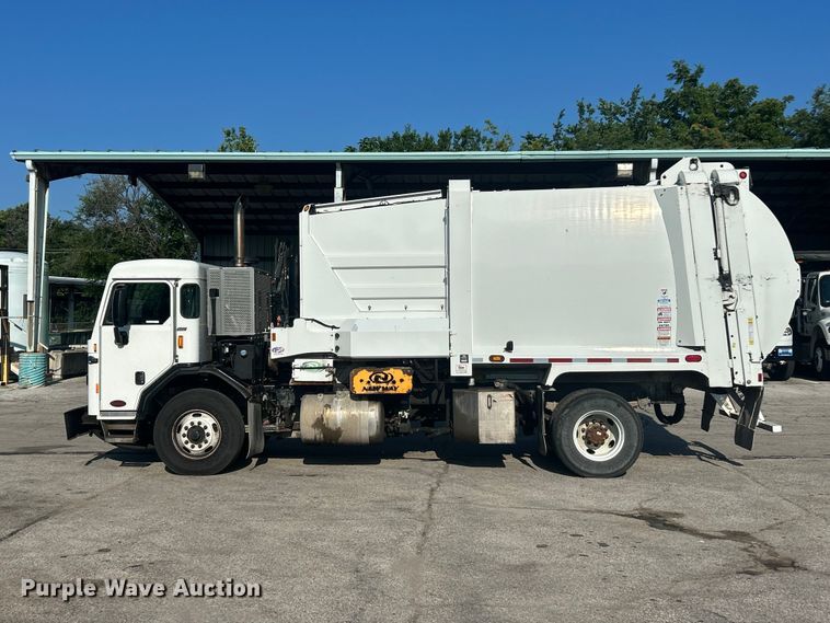 image for item FT6020 2017 Peterbilt 320 refuse truck