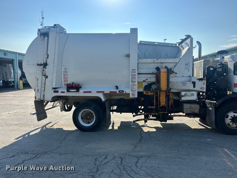 image for item FT6020 2017 Peterbilt 320 refuse truck