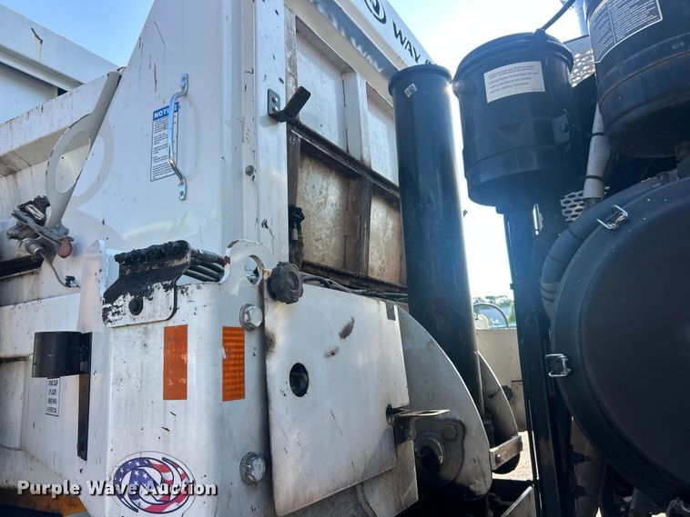 image for item FT6020 2017 Peterbilt 320 refuse truck