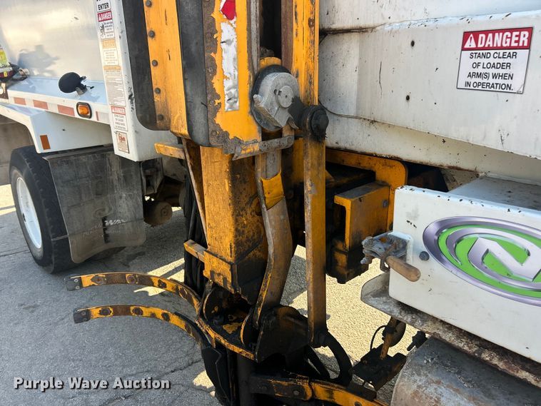 image for item FT6020 2017 Peterbilt 320 refuse truck