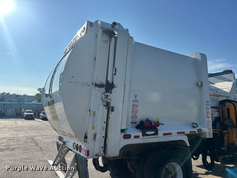image for item FT6020 2017 Peterbilt 320 refuse truck