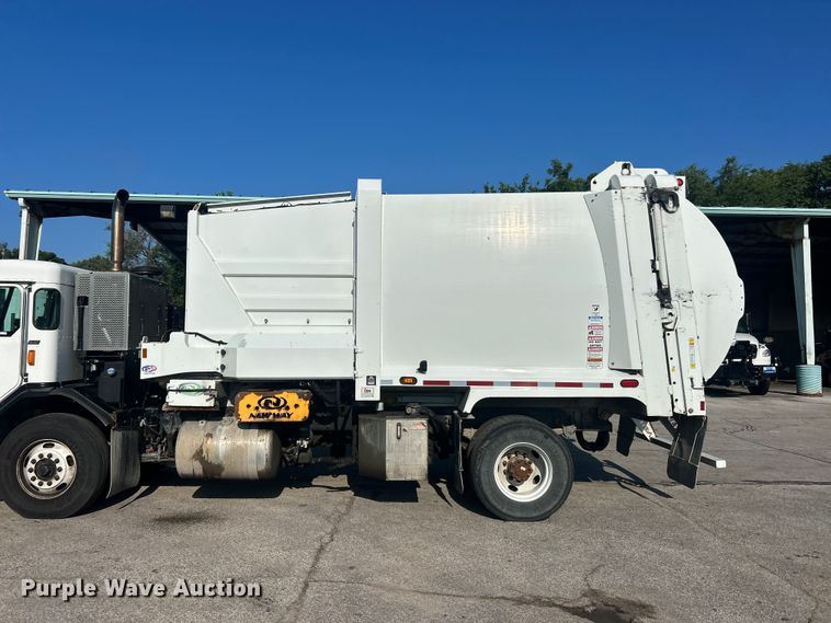image for item FT6020 2017 Peterbilt 320 refuse truck