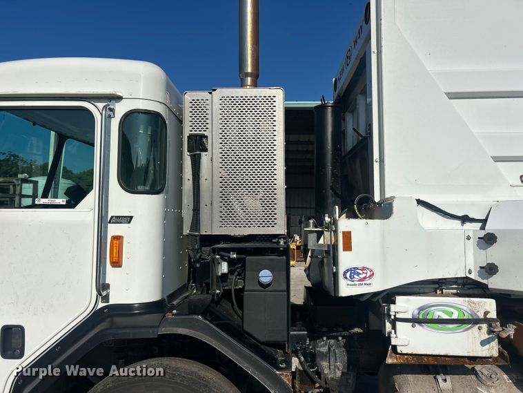 image for item FT6020 2017 Peterbilt 320 refuse truck