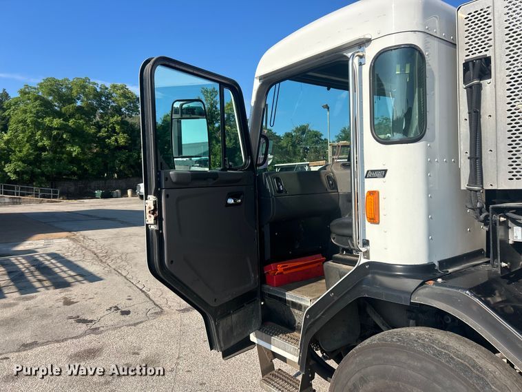 image for item FT6020 2017 Peterbilt 320 refuse truck
