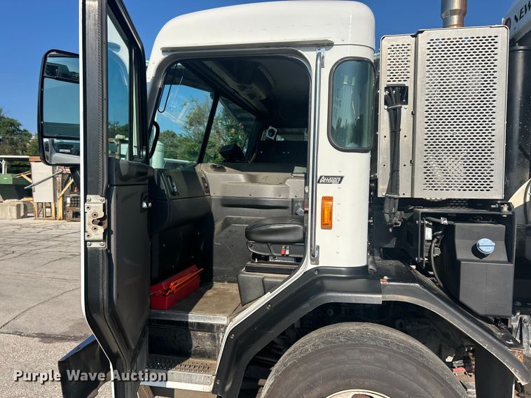 image for item FT6020 2017 Peterbilt 320 refuse truck