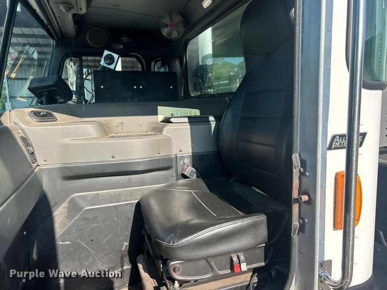 image for item FT6020 2017 Peterbilt 320 refuse truck