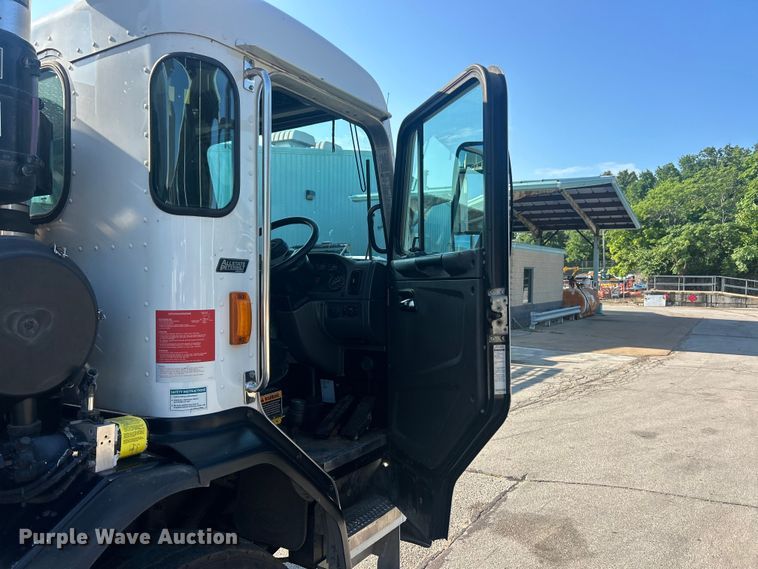 image for item FT6020 2017 Peterbilt 320 refuse truck