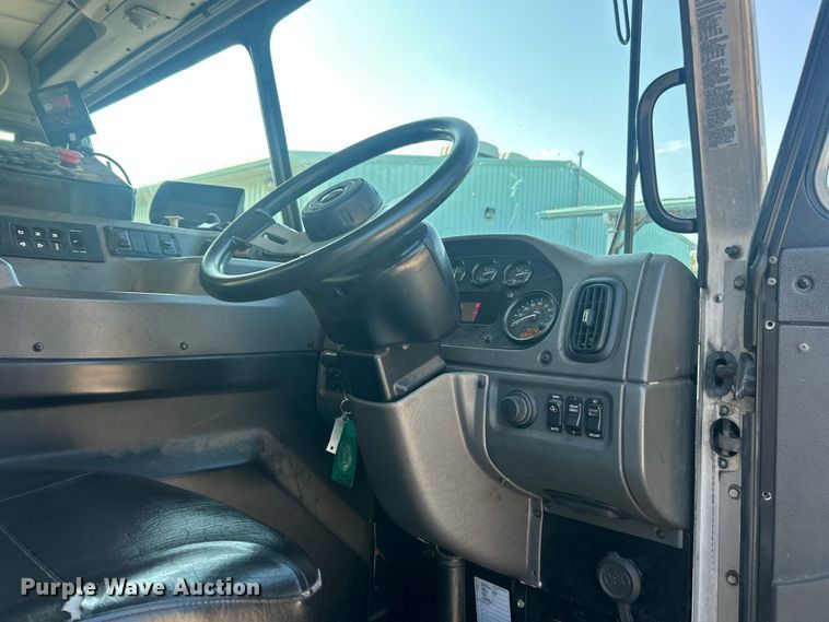 image for item FT6020 2017 Peterbilt 320 refuse truck