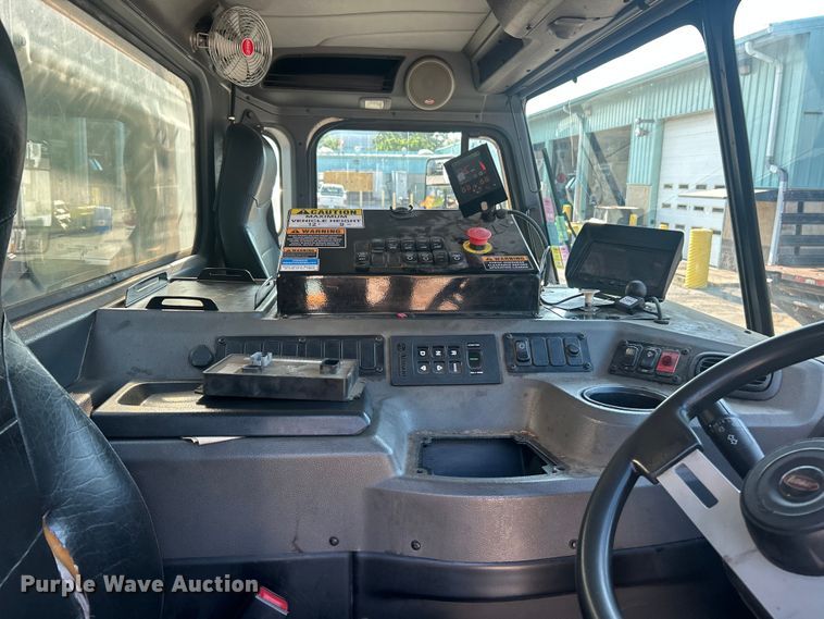 image for item FT6020 2017 Peterbilt 320 refuse truck