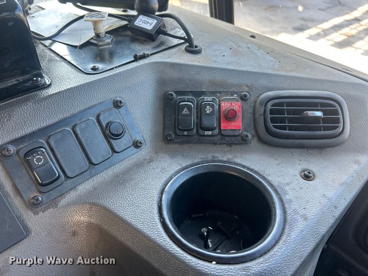 image for item FT6020 2017 Peterbilt 320 refuse truck