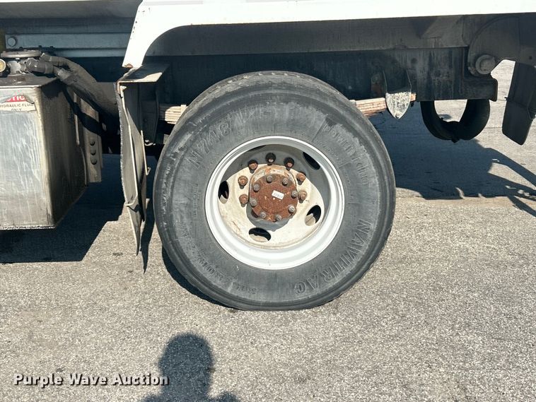image for item FT6020 2017 Peterbilt 320 refuse truck