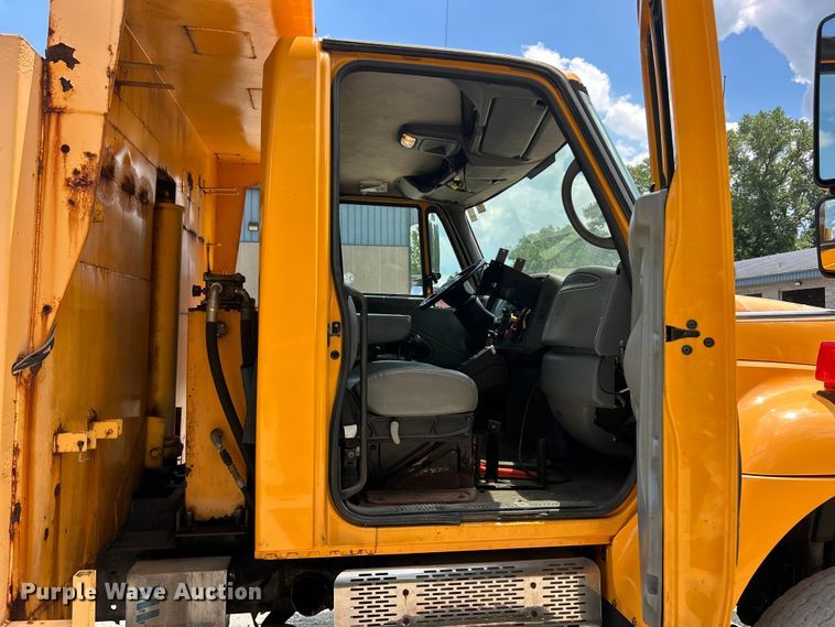 image for item FT6029 2006 International 7400 dump truck