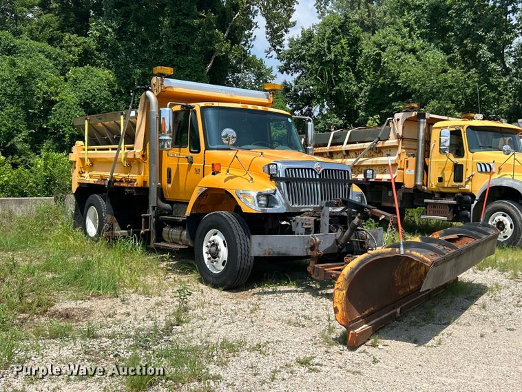 image for item FT6031 2006 International 7400 dump truck