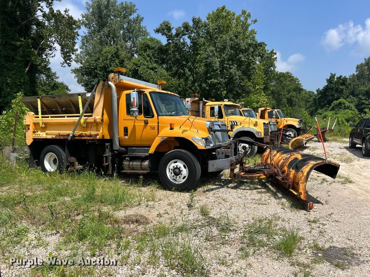 image for item FT6031 2006 International 7400 dump truck